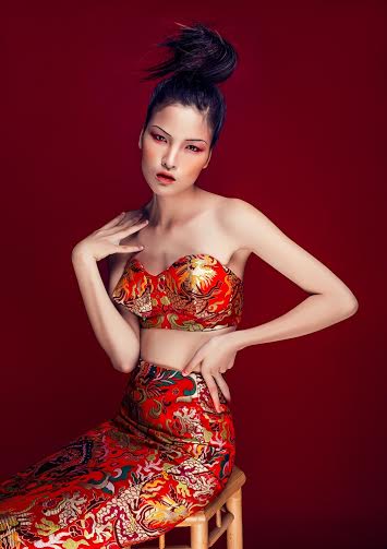 Bốn[-]cô[-]gái[-]của[-]Vietnam's[-]Next[-]Top[-]Model[-]cùng[-]"tấn[-]công"[-]các[-]tuần[-]lễ[-]thời[-]trang[-]quốc[-]tế